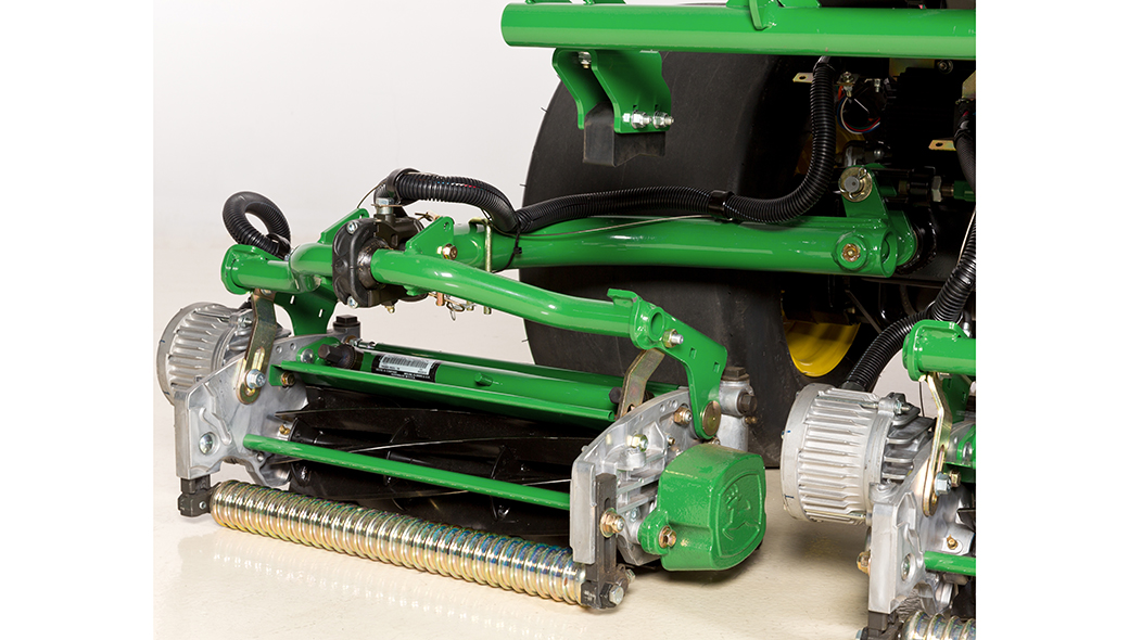 A close up of 7500A E-Cut™ Hybrid's quick adjust cutting units